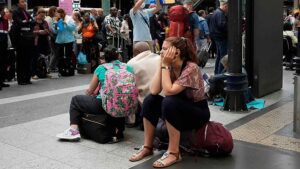 I treni SNCF in Francia fermi dopo un 'massiccio' incendio doloso: caos per 800.000 viaggiatori