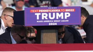 Il filmato mostra la reazione della folla alla sparatoria al raduno di Trump