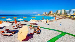 Le spiagge greche afflitte dal sovraffollamento stanno affrontando una stretta sui lettini abbronzanti imposta dai droni