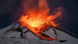 L'eruzione vulcanica dell'Etna chiude l'aeroporto internazionale di Catania