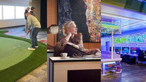 Piscine all'aperto, golf e giochi: le lounge degli aeroporti sono l'ultima novità in fatto di lusso nei viaggi?
