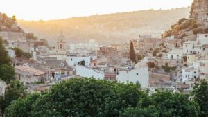Cibo fatto in casa e viste mozzafiato: sostituisci le città sovraffollate d'Italia con i suoi borghi più belli
