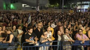 Famiglie e sostenitori degli ostaggi israeliani tenuti a Gaza celebrano 300 giorni di guerra