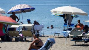 I proprietari degli stabilimenti balneari italiani minacciano scioperi ad agosto mentre le norme UE minacciano i loro mezzi di sostentamento