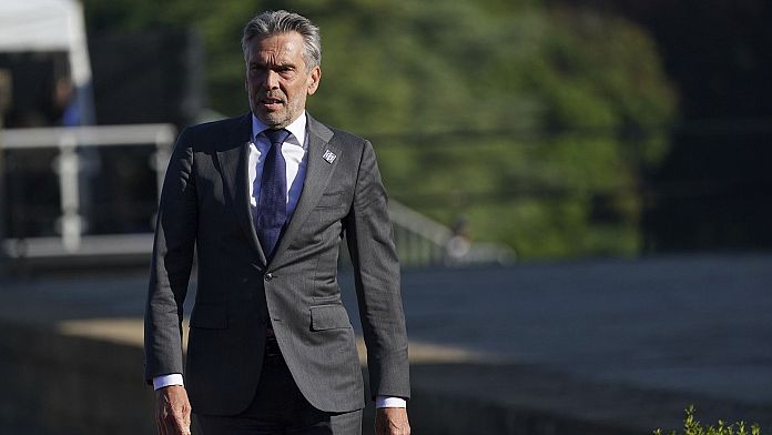Il nuovo primo ministro olandese vieta telefoni e dispositivi nelle riunioni del governo per timore di spionaggio