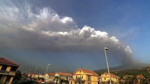 L'eruzione vulcanica dell'Etna interrompe i voli all'aeroporto internazionale di Catania