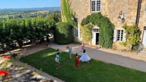 "Un'immediata sensazione di sollievo": perché le donne accorrono in massa in questo campo estivo francese?