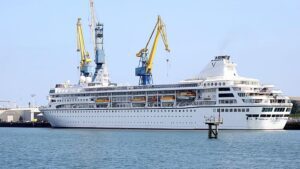 "Potremmo essere pazzi": i passeggeri che hanno acquistato posti letto su una crociera di 3 anni aspettano che la nave salpi