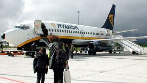 Caos in viaggio all'aeroporto di Milano Bergamo dopo l'esplosione di un pneumatico dell'aereo Ryanair all'atterraggio