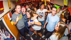DJ, balli da discoteca e rave tutta la notte: all'interno dei treni delle feste d'Europa dove ballerai per tutto il viaggio