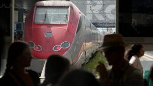 Il caos attanaglia la rete ferroviaria italiana dopo che le principali stazioni di Roma sono rimaste ferme