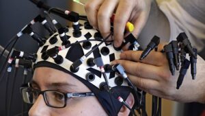 "I nostri pensieri potrebbero essere registrati": cosa sono i dati neurali e quali protezioni esistono nell'UE?