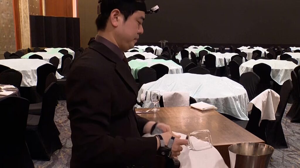 Robot Umanoidi in Azione: Dentro l’Hotel Coreano del Futuro