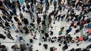 Volare in gravidanza: diritti aeroportuali e consigli essenziali