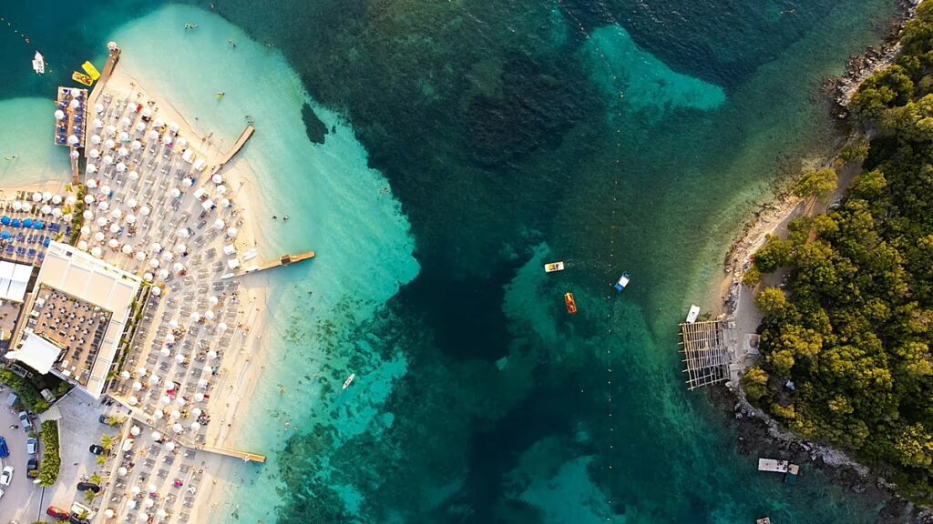Destinazioni di tendenza 2027: Albania, Hong Kong ed Egitto da scoprire