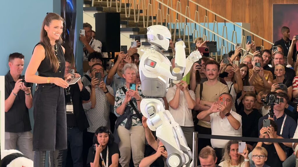 Robot umanoidi a IFA 2026: innovazione tra bucato e tute da panda