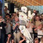 Robot umanoidi a IFA 2026: innovazione tra bucato e tute da panda