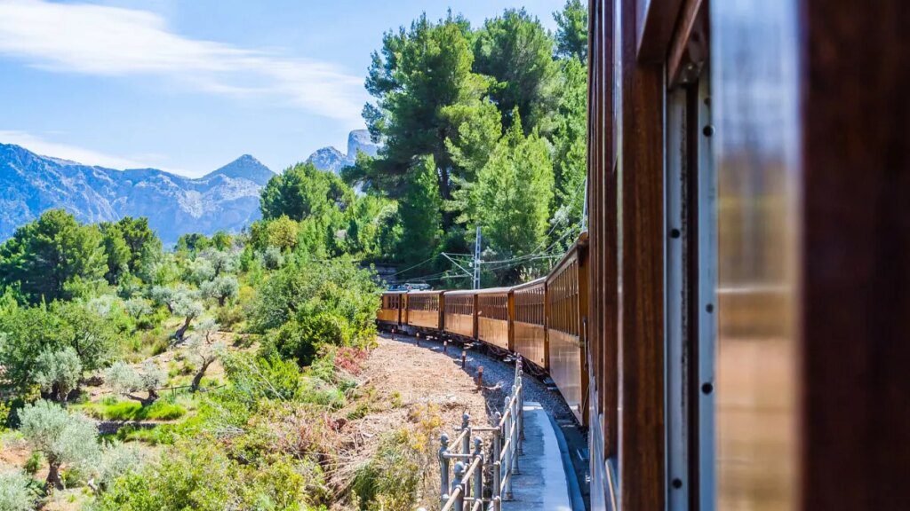 Viaggi in treno autunnali: i percorsi europei da non perdere