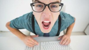 Caldo e infastidito: il clima sempre più caldo potrebbe alimentare l'incitamento all'odio online, rileva un nuovo studio