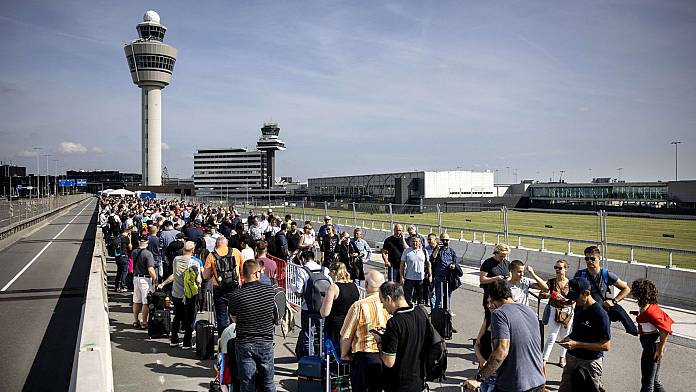 Code di Schiphol: l'aeroporto è stato sbattuto per la cancellazione dei voli e quattro ore di ritardo mentre le linee si ricostruiscono