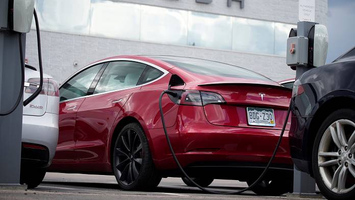 Elon Musk ha grandi progetti per le auto a guida autonoma Tesla, ma il dibattito sulla sicurezza sta diventando brutto