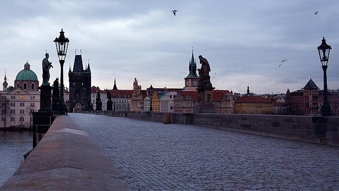 Guarda come un turista guida illegalmente sull'iconico Ponte Carlo di Praga, poi viene multato