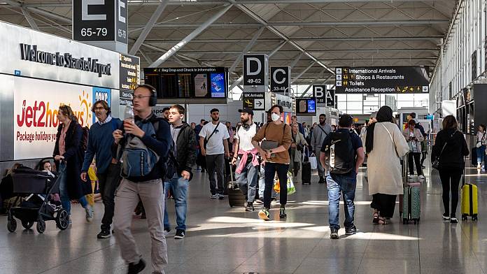 I passeggeri di Stansted hanno avvertito mentre il personale dell'aeroporto vota su scioperi che potrebbero "chiudere l'aeroporto"