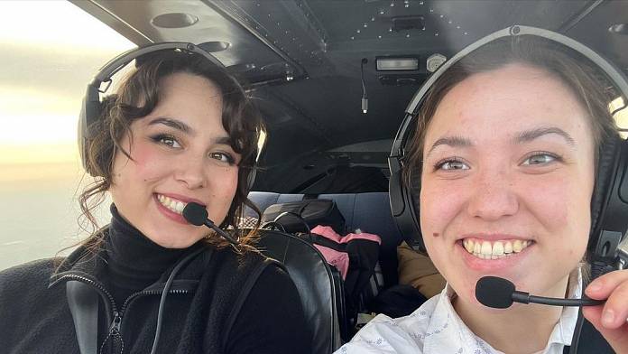 Incontra la donna Inuk di 24 anni che fa volare i viaggiatori verso la piattaforma di ghiaccio della Groenlandia