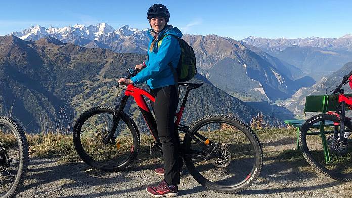 La bicicletta elettronica è il modo migliore per esplorare le Alpi svizzere in autunno