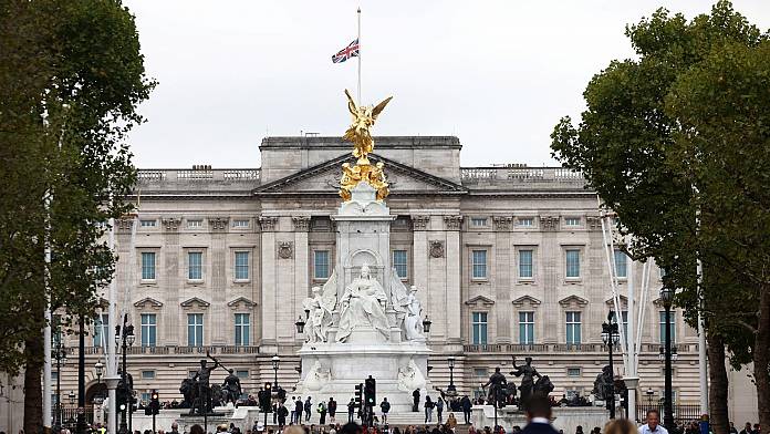 Le bandiere di Buckingham Palace e di altri edifici reali sventolano a mezz'asta: la tradizione spiegava