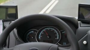 Ora puoi guidare parzialmente "a mani libere" in Francia.  Questo è ciò che sta cambiando