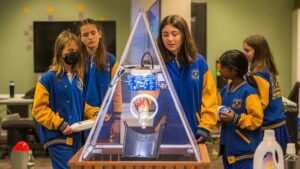 Questo "cestino intelligente" alimentato dall'intelligenza artificiale ordina il riciclaggio da solo