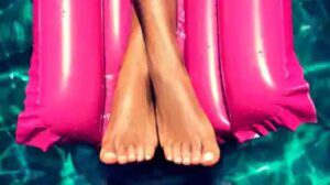 tagliati bene le unghie dei piedi