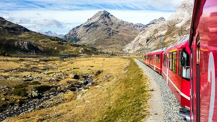 4.550 posti e 7 macchinisti: la Svizzera è pronta a guidare il treno passeggeri più lungo del mondo