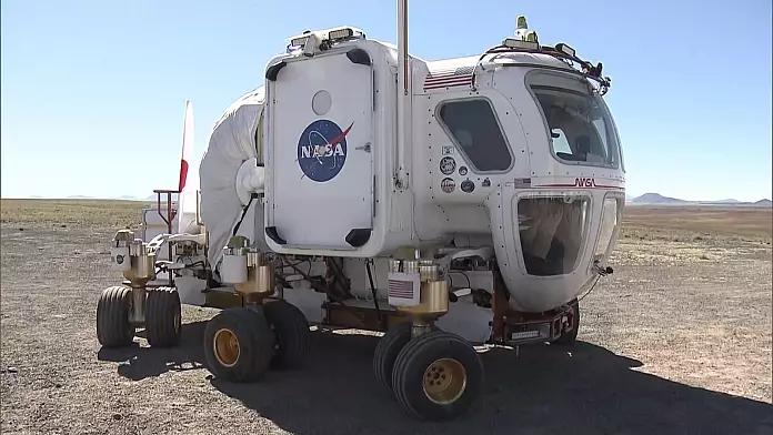 All'interno del rover della NASA dove gli astronauti potevano vivere, lavorare e andare in bagno mentre erano sulla Luna