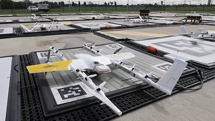 Amazon e l'unità Alphabet Wing iniziano le consegne di droni in alcune parti degli Stati Uniti
