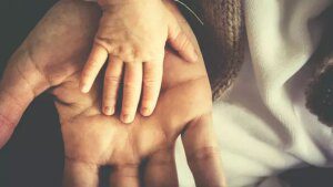 Gli scienziati trovano un legame tra l'età della genitorialità e il rischio di disturbo bipolare nei bambini