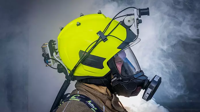 Il casco intelligente per vigili del fuoco utilizza sensori e intelligenza artificiale per salvare le vittime più velocemente