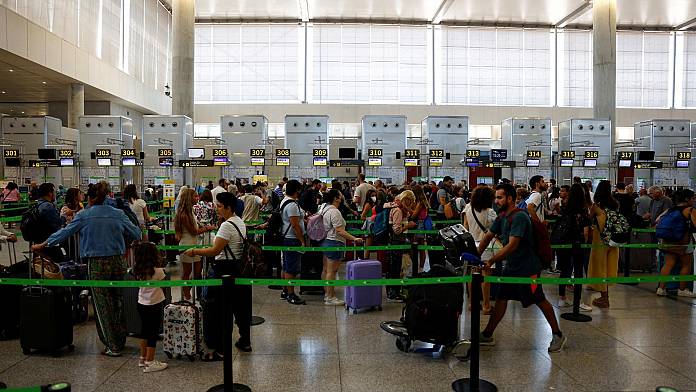 In che modo gli aeroporti e le compagnie aeree europee sperano di evitare il ripetersi del caos dei viaggi di quest'estate?