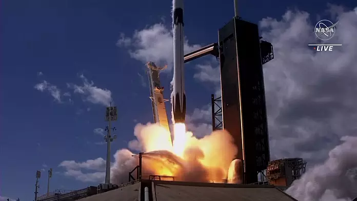 La capsula SpaceX si dirige verso la ISS con a bordo un cosmonauta russo e l'equipaggio della NASA