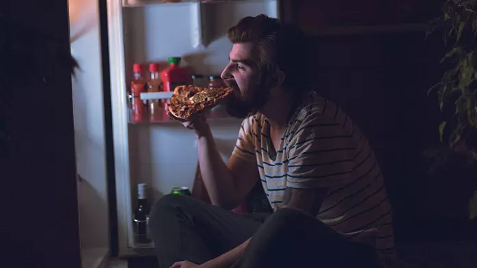 Mangiare a tarda notte ti rende più affamato e aumenta il rischio di obesità, rileva uno studio