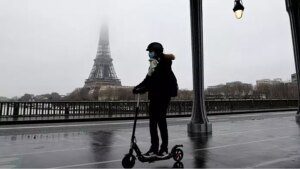 Parigi vieterà gli e-scooter condivisi?  Dott, Lime e TIER rispondono: "Siamo utili"