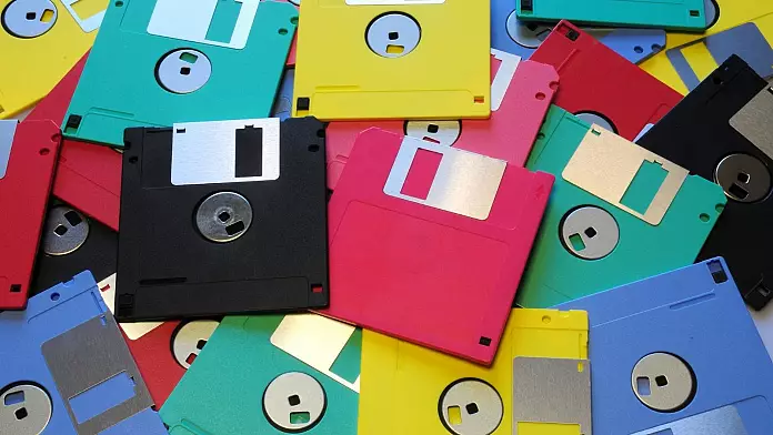 'Sarò qui per tutto il tempo che la gente vorrà': Incontra l'ultimo grande venditore di floppy disk al mondo