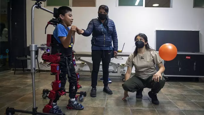 "Una gioia per lui": il ragazzo con paralisi cerebrale ora può camminare e giocare usando questo esoscheletro