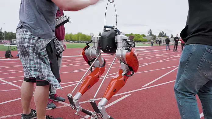 Usain dadi e bulloni: questo robot in corsa ha appena battuto un Guinness World Record per uno sprint di 100 metri