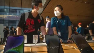 Apple avverte dei ritardi nella spedizione di iPhone 14 dopo il blocco del COVID nello stabilimento Foxconn in Cina