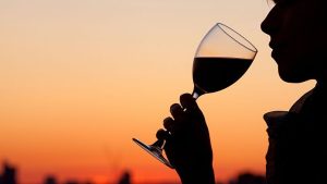 Bere piccole quantità di alcol durante la gravidanza è sufficiente per alterare il cervello di un bambino, secondo uno studio