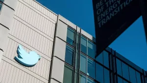 Elon Musk potrebbe tagliare "metà dei lavori su Twitter" e cancellare la sua politica di lavoro a distanza