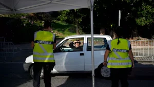 Il confine tra Francia e Italia si è inasprito mentre la Francia avverte di "seri" controlli dei passaporti e code