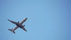 Il trasporto aereo globale ha raggiunto il 74% dei livelli pre-pandemia.  Quale regione ha avuto il rimbalzo maggiore?